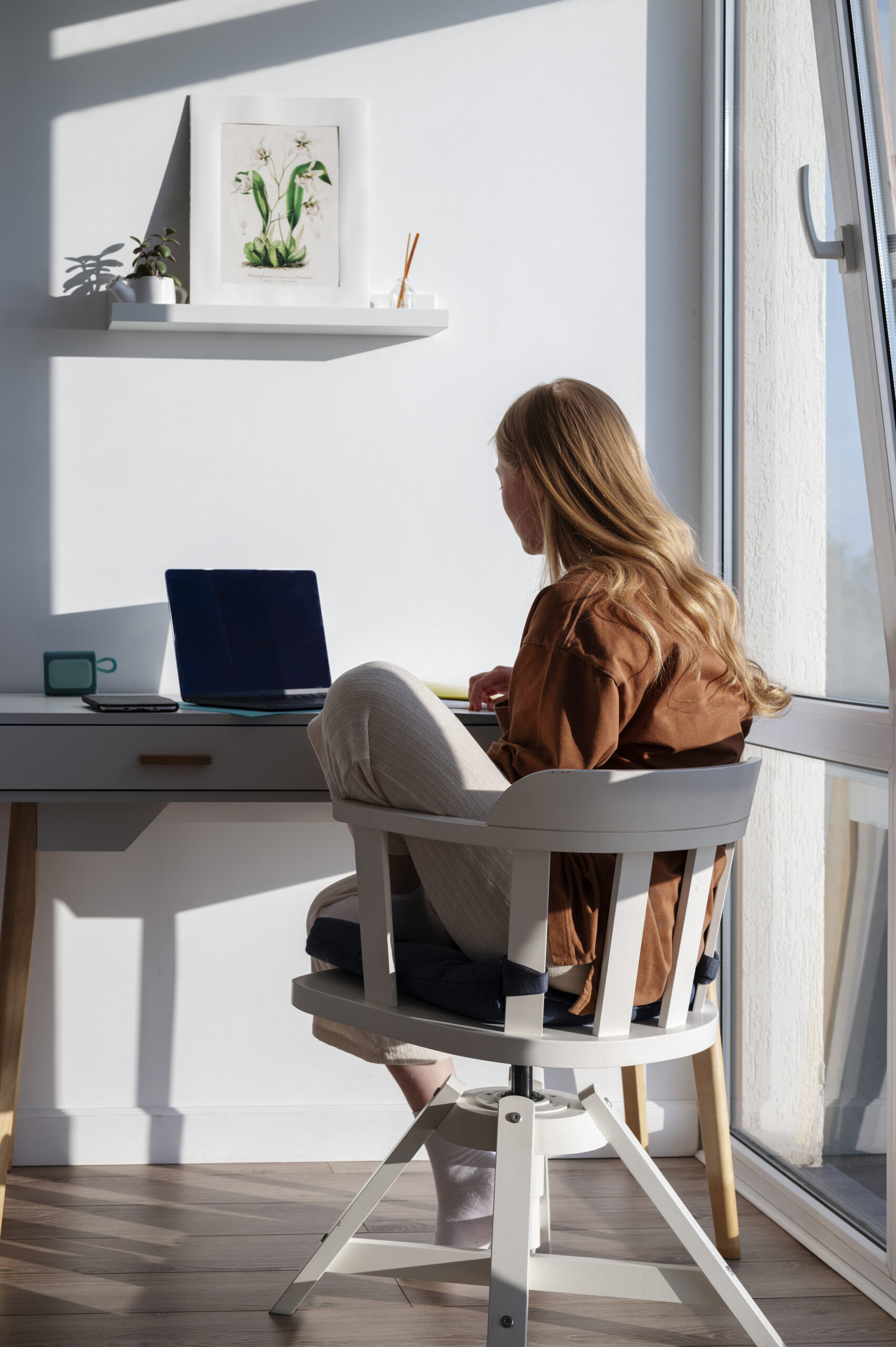 femme qui travaille &agrave; son bureau